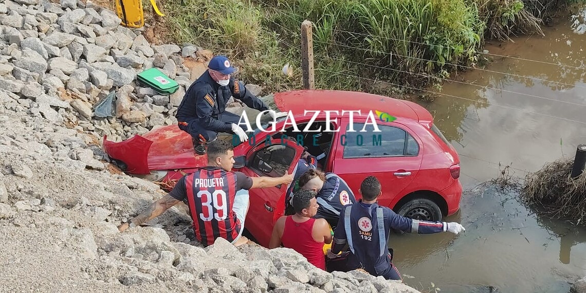 Motorista sofre traumatismo craniano após perder controle e cair com carro em igarapé em Rio Branco