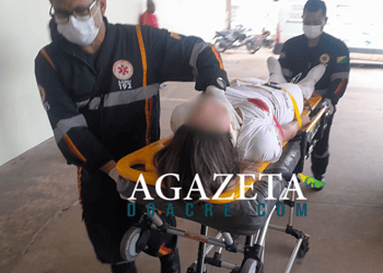 Estudante fica ferida após perder controle da moto e bater em mureta do elevado Beth Bocalom