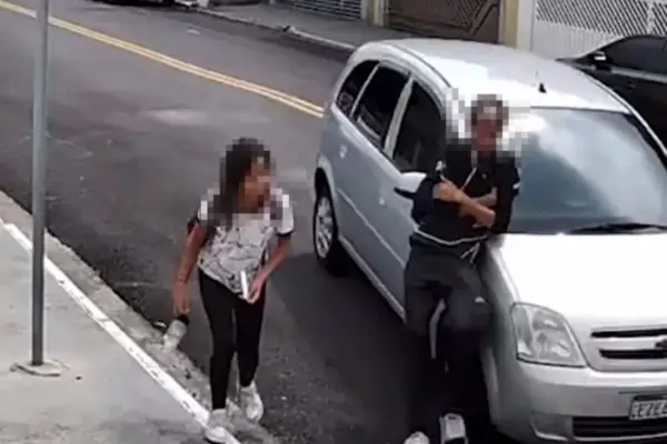 Vídeo: pai atropela adolescente que teria brigado com filho em escola