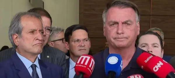 Querem me tirar do cenário político do ano que vem, diz Bolsonaro