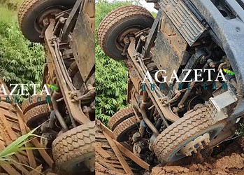 Ponte desaba e caminhão da Prefeitura de Brasiléia cai em igarapé no interior do Acre