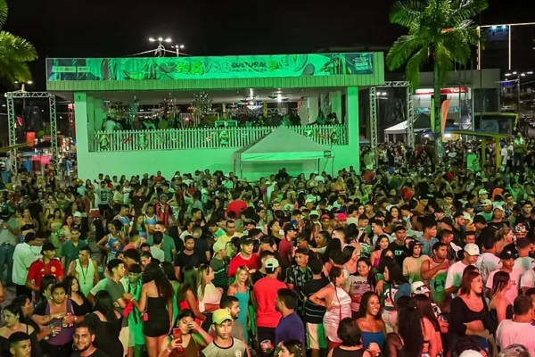 Mesmo com forte chuva, última noite de Carnaval em Cruzeiro do Sul tem grande público e diversão até as 3h da manhã