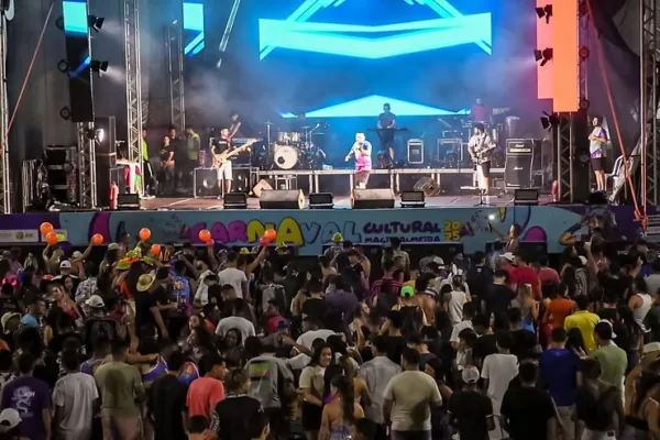 Mesmo com forte chuva, última noite de Carnaval em Cruzeiro do Sul tem grande público e diversão até as 3h da manhã