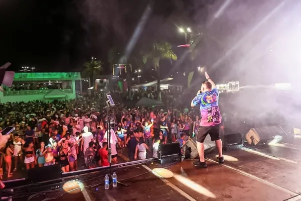 Mesmo com forte chuva, última noite de Carnaval em Cruzeiro do Sul tem grande público e diversão até as 3h da manhã