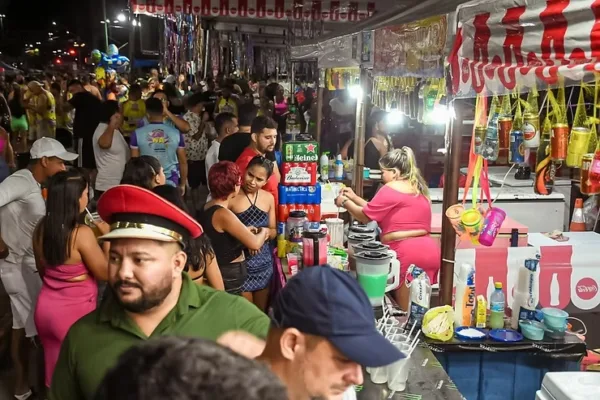 Mesmo com forte chuva, última noite de Carnaval em Cruzeiro do Sul tem grande público e diversão até as 3h da manhã