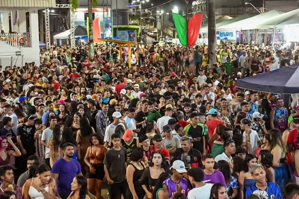 Mesmo com forte chuva, última noite de Carnaval em Cruzeiro do Sul tem grande público e diversão até as 3h da manhã