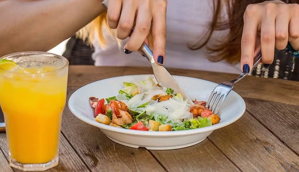 Comer muito rápido traz riscos — Foto: azerbaijan_stockers via Freepik
