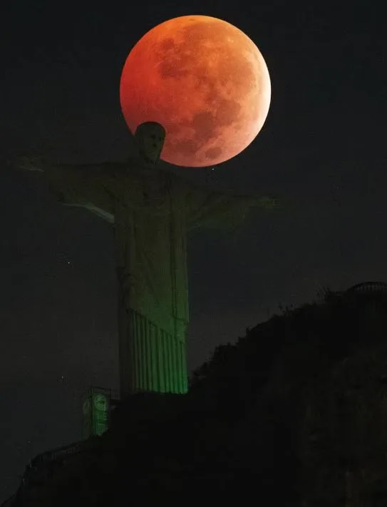 'Lua de Sangue': veja FOTOS do eclipse total da Lua pelo mundo