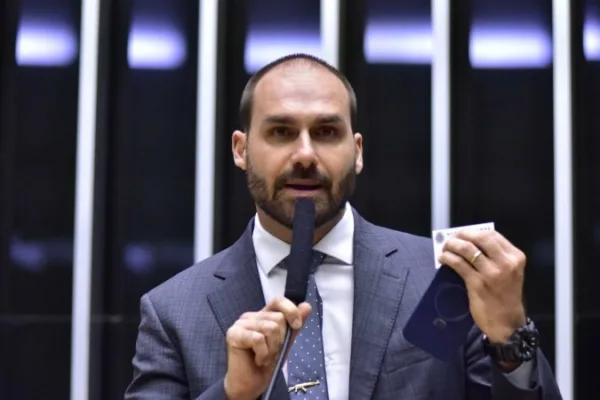 PGR analisará pedidos para apreender passaporte de Eduardo Bolsonaro