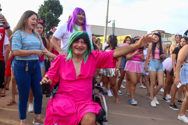 Rolinhas do Coronel levam multidão ao Carnaval de Rua de Brasileia