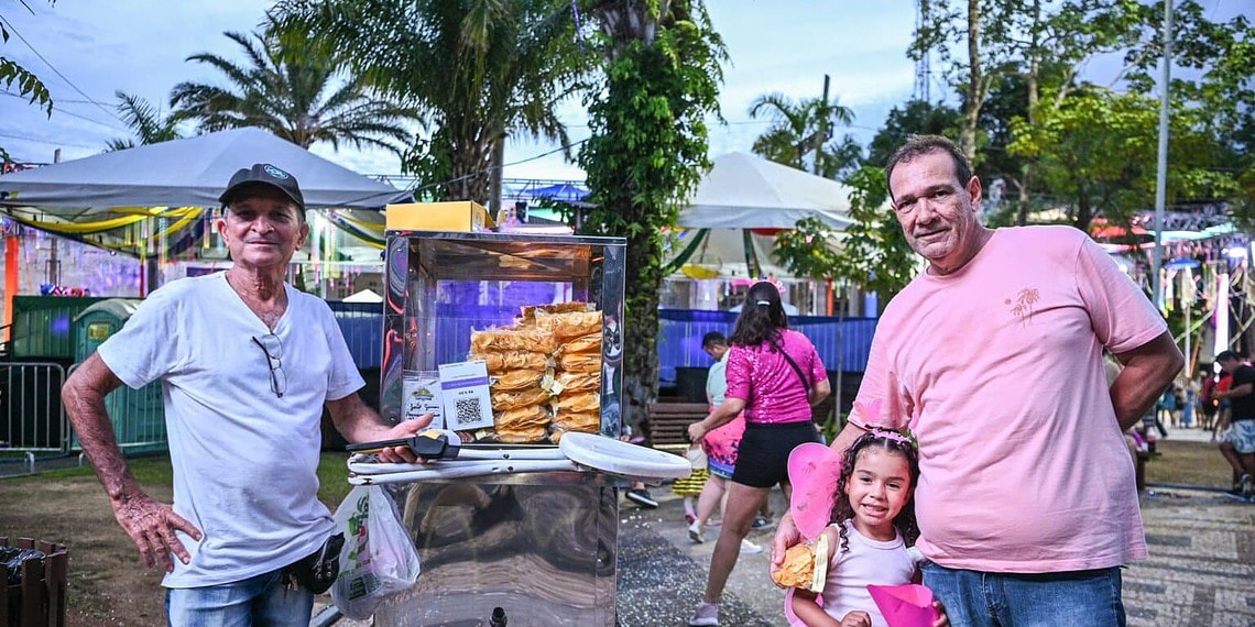 Empreendedores faturaram com vendas de comidas tradicionais, doces, adereços e brinquedos no Carnaval da Família. Foto: Felipe Freire/Secom