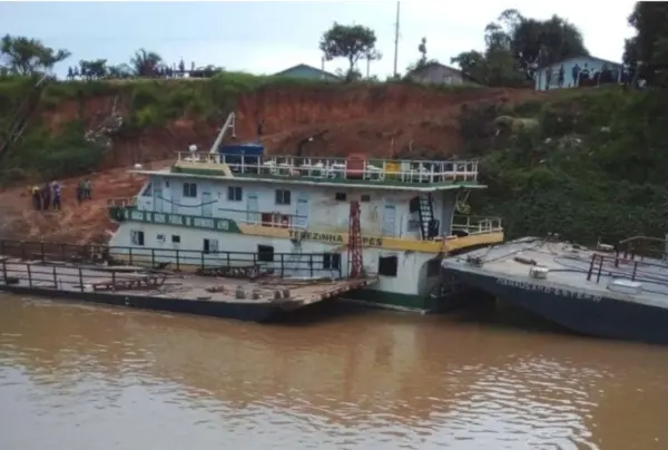 Balsa encalha no Rio Juruá e fica inoperante por 24 horas em Rodrigues Alves