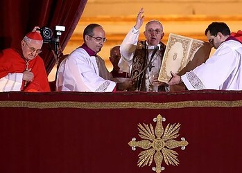 O recém-eleito Papa Francisco I aparece na sacada central da Basílica de São Pedro em 13 de março de 2013 na Cidade do Vaticano, Vaticano. • Franco Origlia/Getty Images