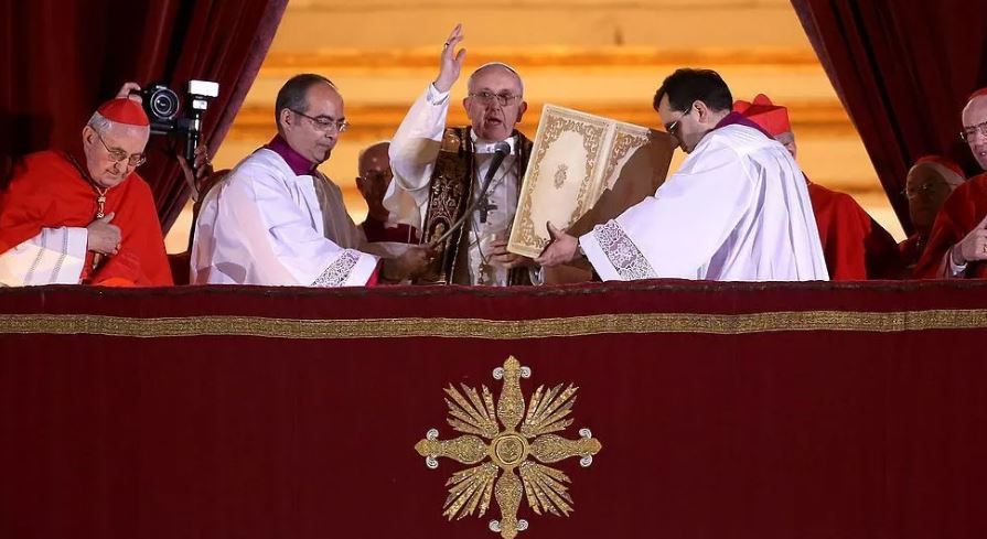O recém-eleito Papa Francisco I aparece na sacada central da Basílica de São Pedro em 13 de março de 2013 na Cidade do Vaticano, Vaticano. • Franco Origlia/Getty Images