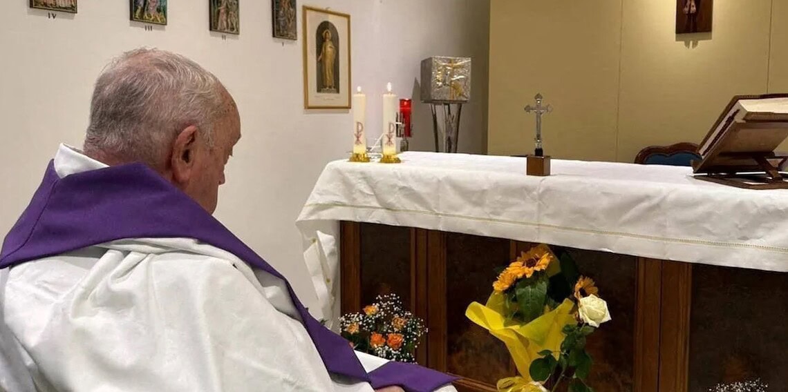 Papa Francisco participando de missa em capela do hospital Gemelli, em Roma. • REUTERS