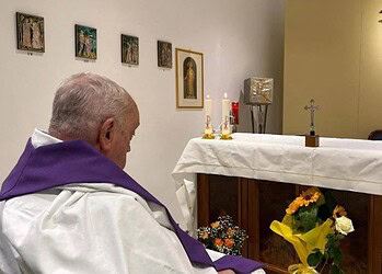 Papa Francisco participando de missa em capela do hospital Gemelli, em Roma. • REUTERS