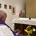 Papa Francisco participando de missa em capela do hospital Gemelli, em Roma. • REUTERS