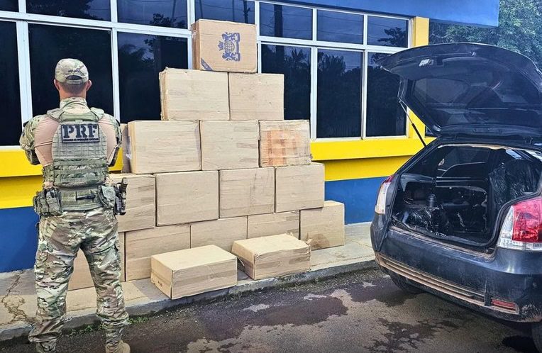 PRF apreende 8,5 mil maços de cigarros contrabandeados em Rio Branco