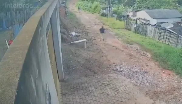 Suspeito de lesão corporal é preso ao tentar retirar vítima à força da delegacia e agredi-la no Acre