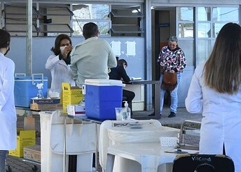 Inicialmente, a nova geração de imunizante deve ser inoculada em pessoas mais velhas e imunossuprimidas: outras fórmulas seguem valendo - (crédito: ED ALVES/CB/D.A.Press)