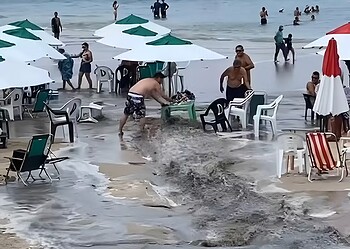 Vazamento de esgoto forma 'cascata' em Porto de Galinhas e é despejado no mar — Foto: Reprodução/Instagram