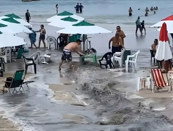 'Rio' de esgoto deságua no mar de Porto de Galinhas; VÍDEO