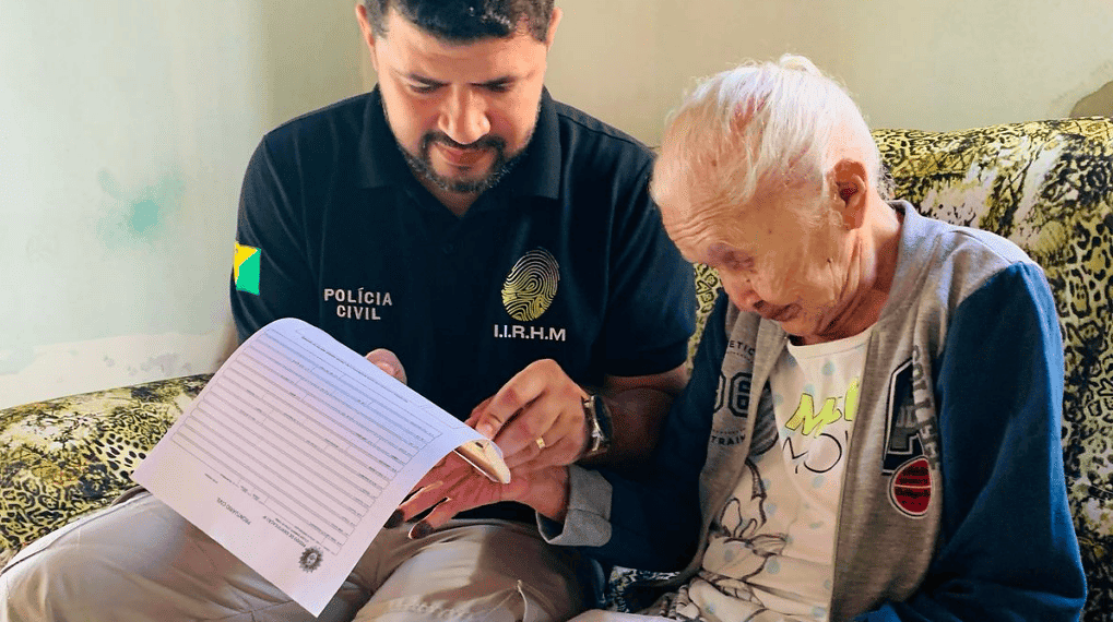Equipe do Instituto de Identificação durante atendimento a dona Maria Justina, de 114 anos, no seringal Baturité. Foto: cedida