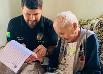 Equipe do Instituto de Identificação durante atendimento a dona Maria Justina, de 114 anos, no seringal Baturité. Foto: cedida