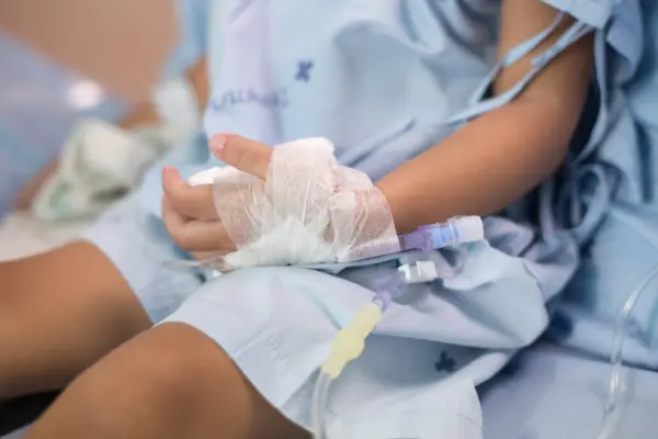 Enfermeira é denunciada por omissão e falsificação de prontuário após morte de criança em hospital de Feijó