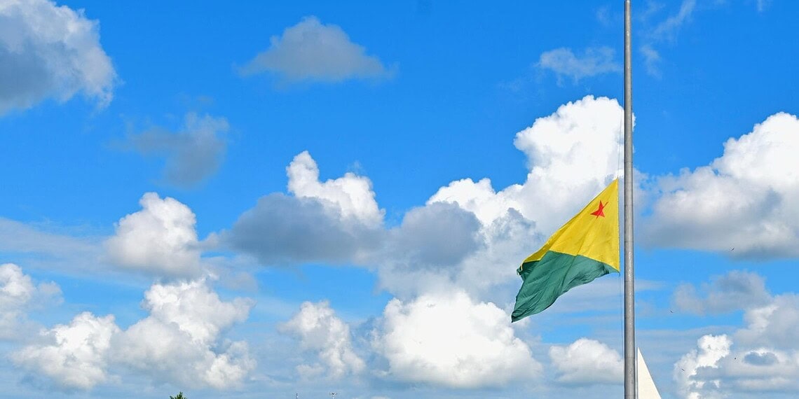 Bandeira é hasteada a meio mastro, em homenagem ao primeiro papa das Américas. Foto: Ingrid Kelly/Secom