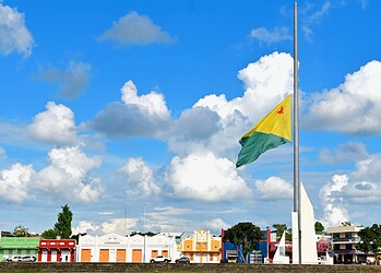 Bandeira é hasteada a meio mastro, em homenagem ao primeiro papa das Américas. Foto: Ingrid Kelly/Secom
