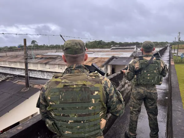 Facas artesanais, bilhetes de facção e chave improvisada são apreendidos em operação no presídio de Rio Branco