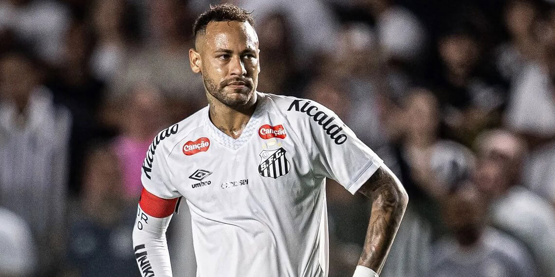 Neymar em campo durante jogo Santos x Atlético-MG • Raul Baretta / Santos FC