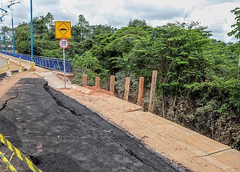 Intervenção inclui instalação de 40 estacas para reforçar a base  (Foto: Val Fernandes/Secom)
