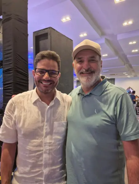 Gladson Camelí se reuniu com amigos no último domingo para celebrar seu aniversário numa festa beneficente. Veja mais na coluna social Roberta Lima