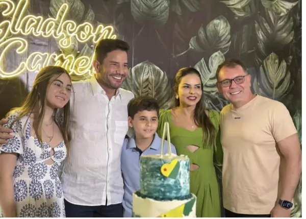 Gladson Camelí se reuniu com amigos no último domingo para celebrar seu aniversário numa festa beneficente. Veja mais na coluna social Roberta Lima