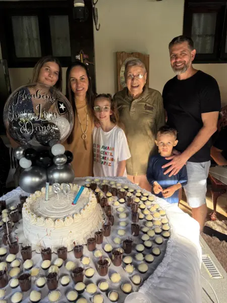 Gladson Camelí se reuniu com amigos no último domingo para celebrar seu aniversário numa festa beneficente. Veja mais na coluna social Roberta Lima