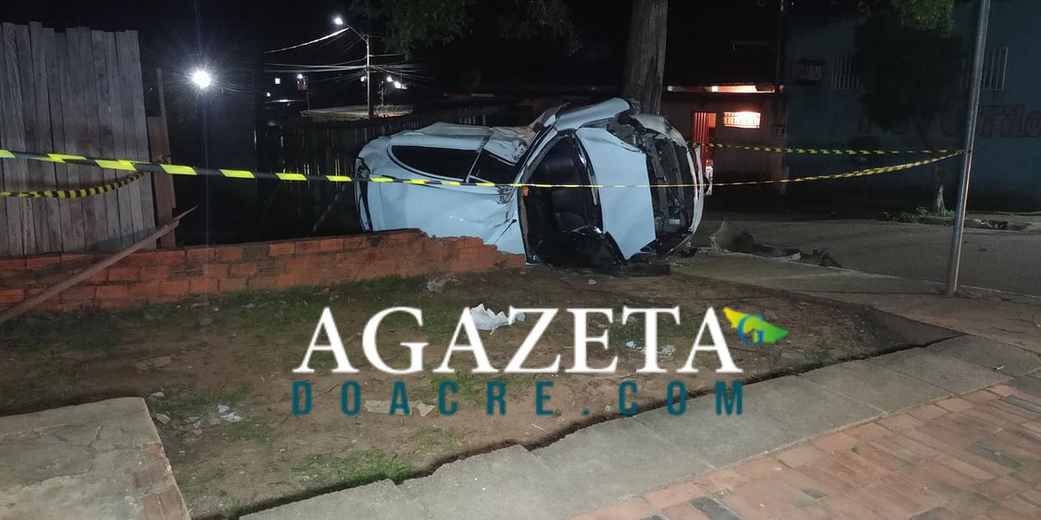 Homem capota carro e colide contra árvore na estrada do Calafate