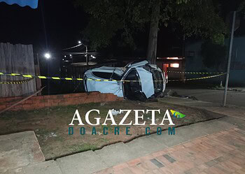 Homem capota carro e colide contra árvore na estrada do Calafate