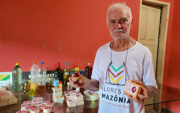 No Acre, homem transforma frutos da Amazônia em óleos essenciais artesanais; VÍDEO 5 No Acre, homem transforma frutos da Amazônia em óleos essenciais artesanais; VÍDEO