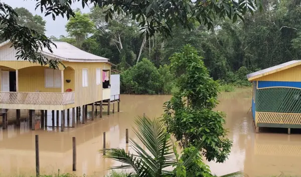 Rio Tarauacá transborda e deixa 20 pessoas desabrigadas no interior do Acre
