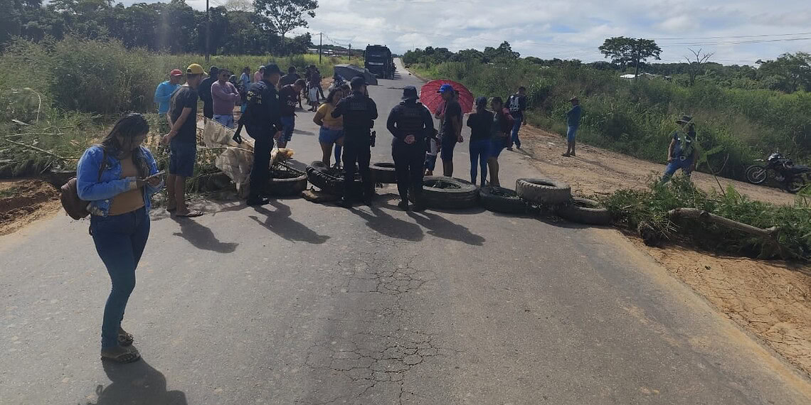 Famílias ameaçadas de despejo interditam BR-364 em protesto por moradia, e rodovia é liberada após reunião marcada com MPAC