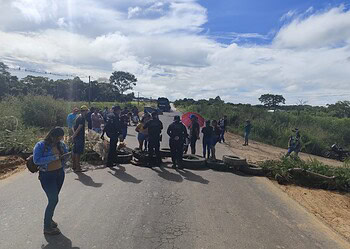 Famílias ameaçadas de despejo interditam BR-364 em protesto por moradia, e rodovia é liberada após reunião marcada com MPAC