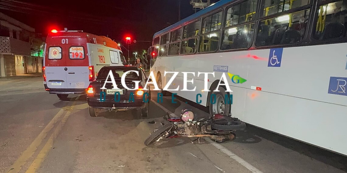 Motociclista é arremessado após colisão e quase tem cabeça esmagada por ônibus