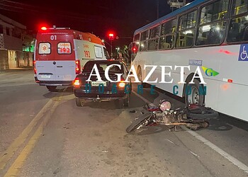 Motociclista é arremessado após colisão e quase tem cabeça esmagada por ônibus