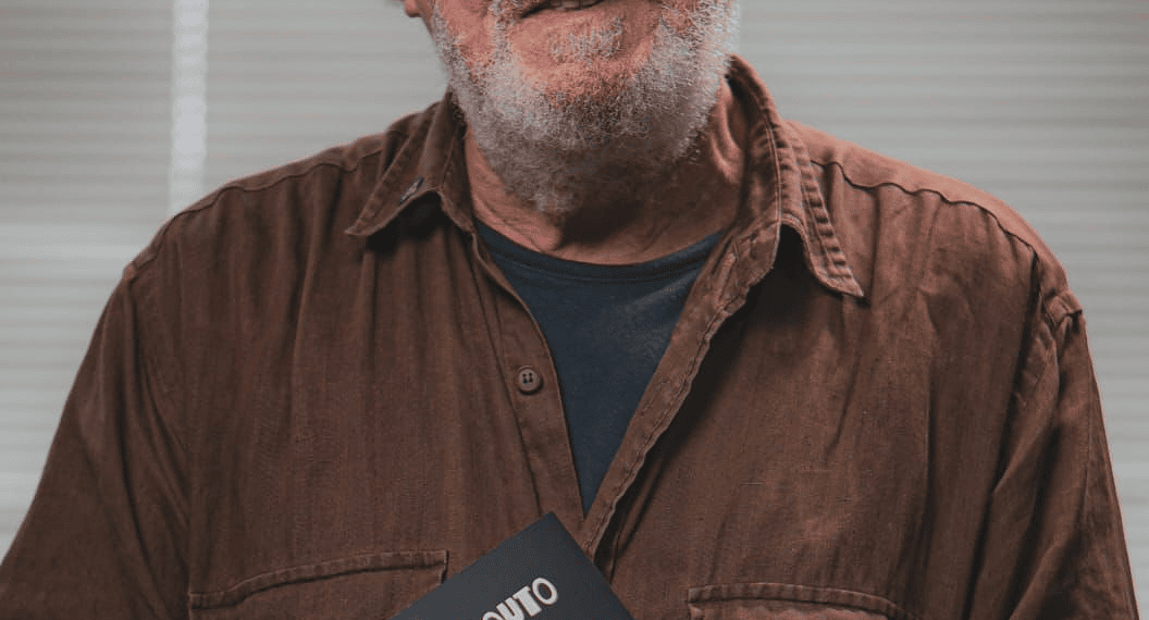 VÍDEO: “Versos Colaterais”, livro do cantor Sérgio Souto, será lançado no próximo sábado, no Cine Teatro Recreio