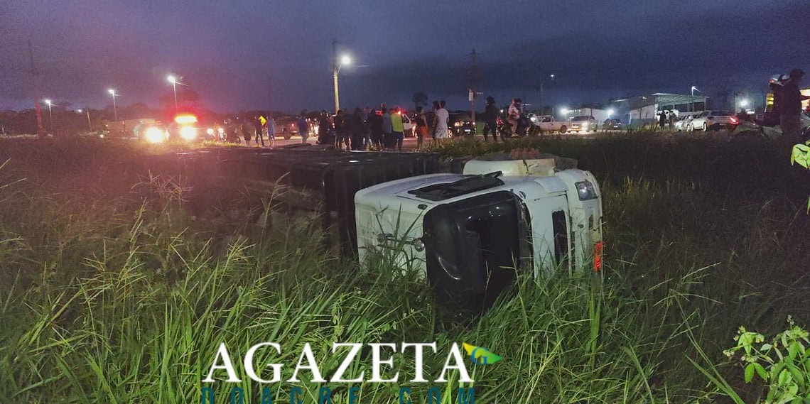 Caminhão boiadeiro tomba na Via Verde após desviar de outro veículo e deixa bois soltos na pista
