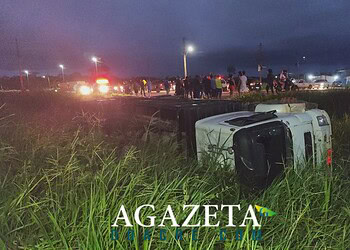 Caminhão boiadeiro tomba na Via Verde após desviar de outro veículo e deixa bois soltos na pista