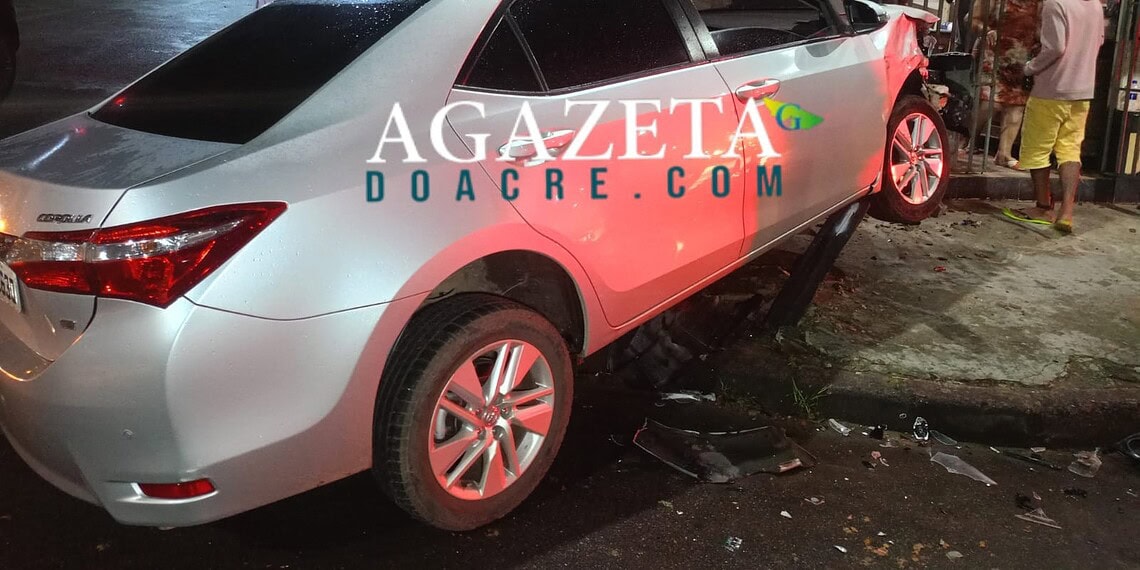 Carro é arremessado contra fachada de loja após colisão em cruzamento de Rio Branco