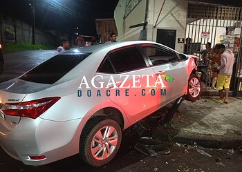 Carro é arremessado contra fachada de loja após colisão em cruzamento de Rio Branco